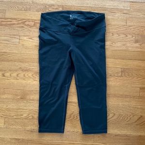 GapFit Maternity Blackout Under-belly Capris, size large